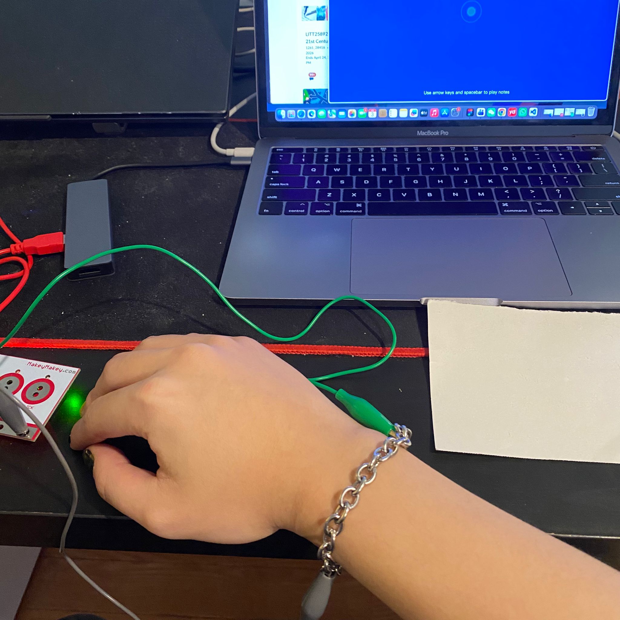 I attempted to wear the bracelet to conduct the test and observe the changes.