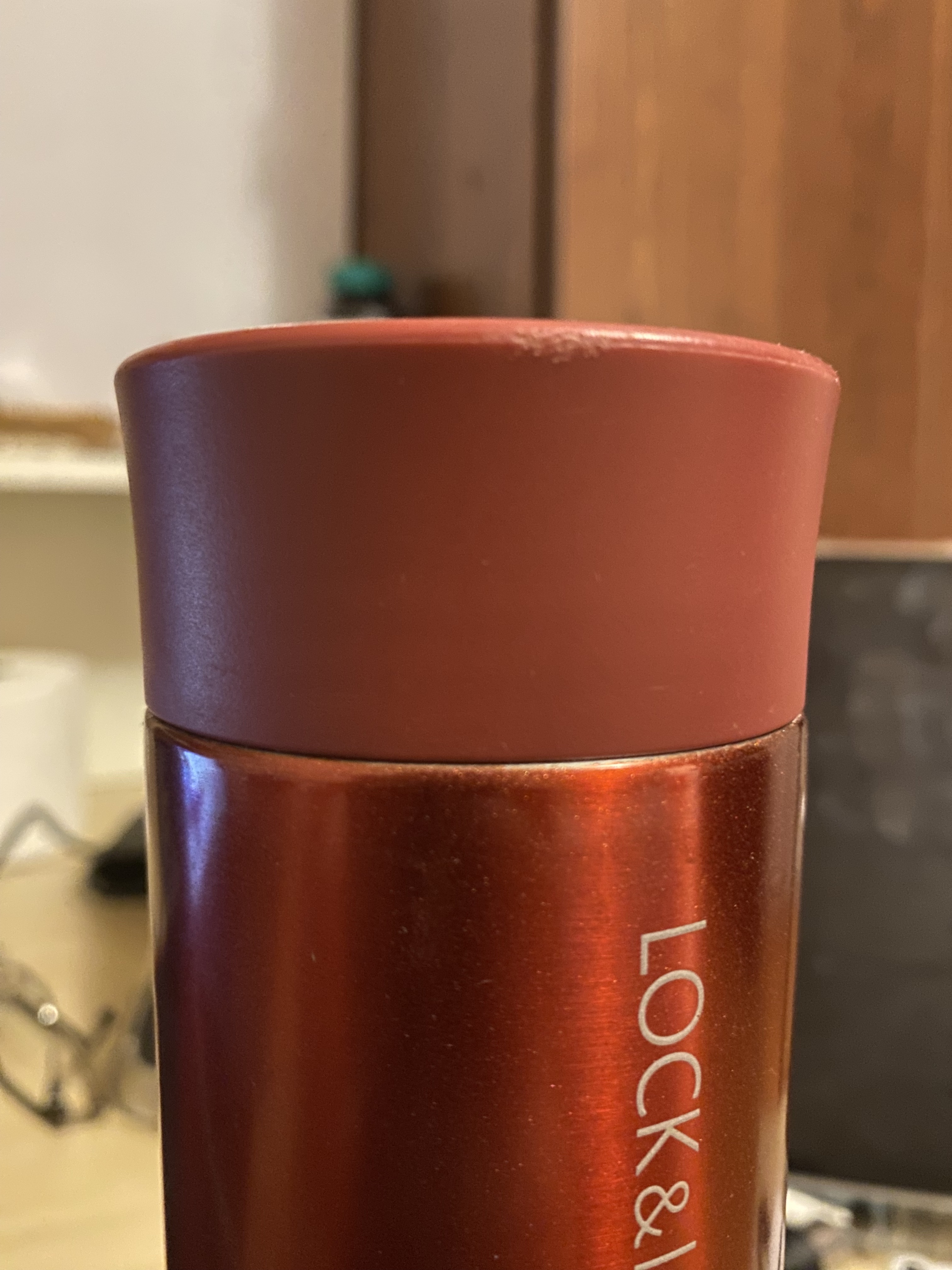 The close look fo the lid on the water bottle