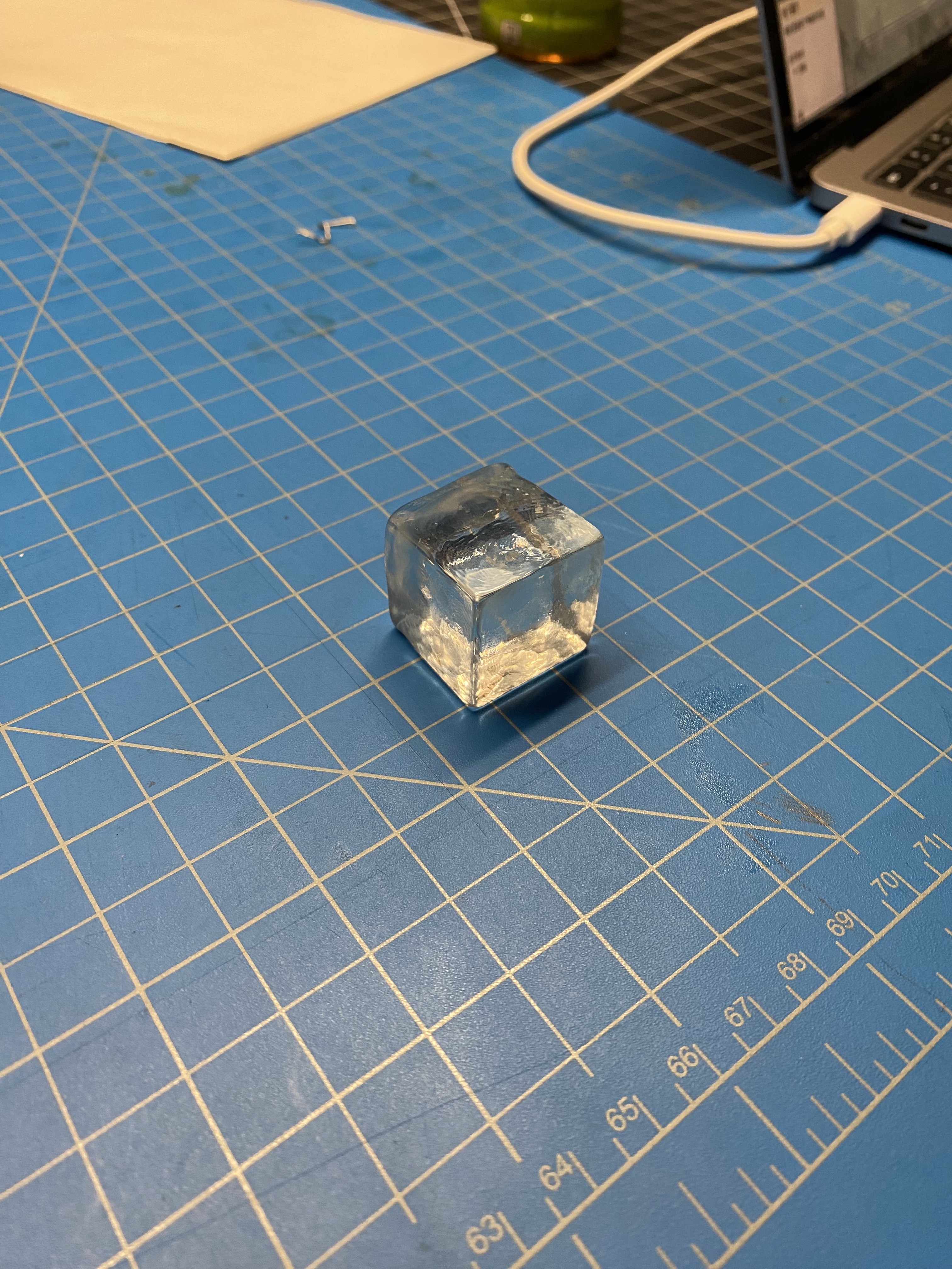 Material: Synthetic resin，transparent，organic, Proccessed, Glassy solid